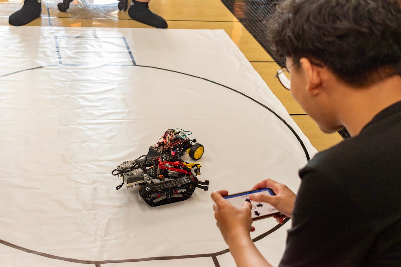 社員緊盯著戰局，準備一次側面突襲